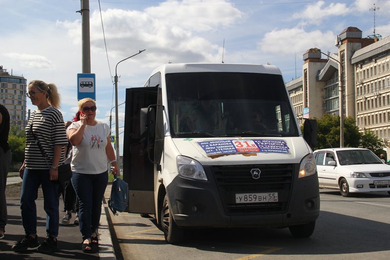 В Омске пустили маршрутки по улицам Жукова, Булатова и Фрунзе Фото: Владимир КАЗИОНОВ