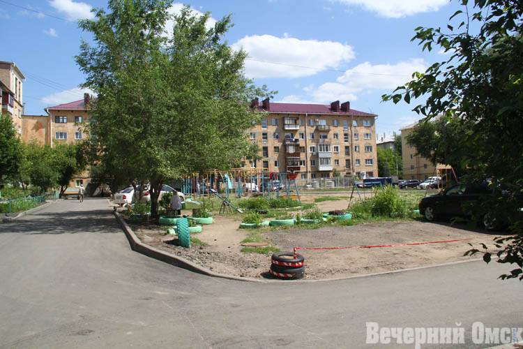 Ни ям на асфальте, ни луж: в Омске ремонтируют дворовые территории