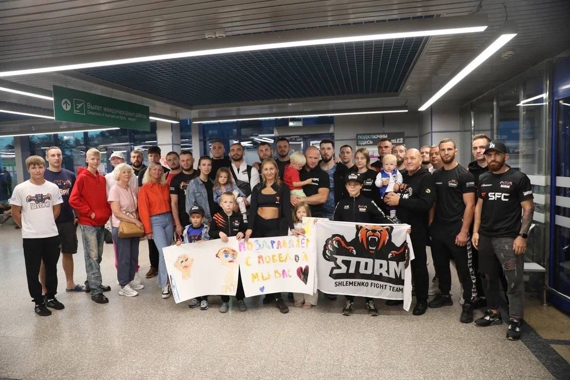 В омском аэропорту торжественно встретили Андрея Корешкова и Александра Шлеменко после победы «Спартанца» в Японии