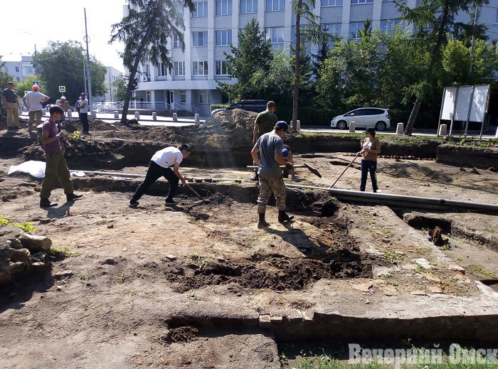 В центре Омска нашли старинные монеты