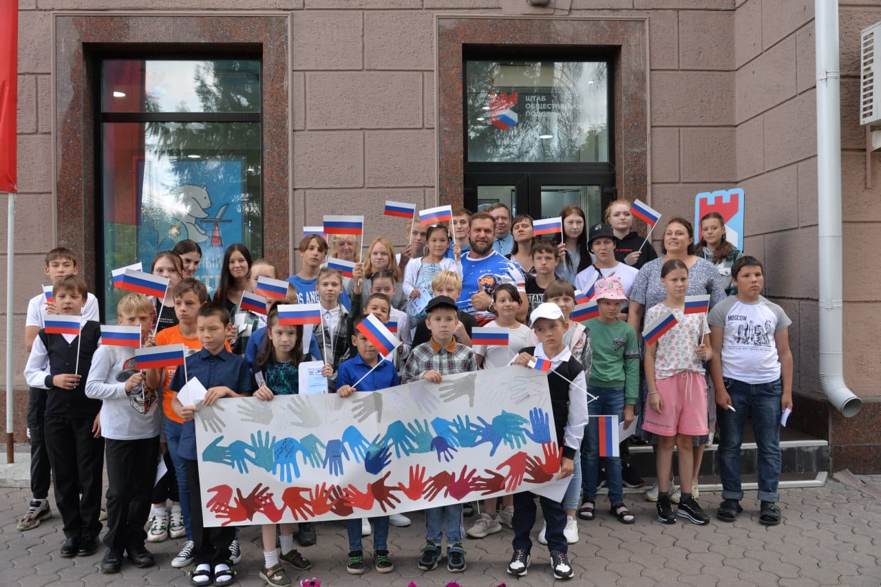 Для ребятишек из омского детдома провели мастер-класс ко Дню флага РФ