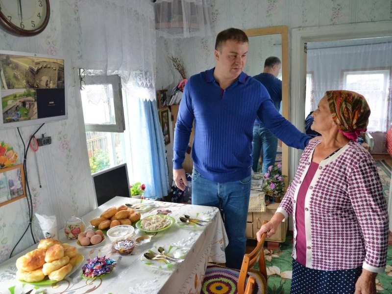 Виталий Хоценко навестил в Большеречье бабушку, которая возила его по сгоревшей деревне Фото: правительство Омской области