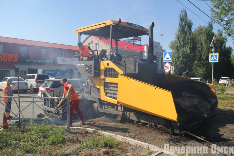 В частном секторе Омска укладывают асфальт