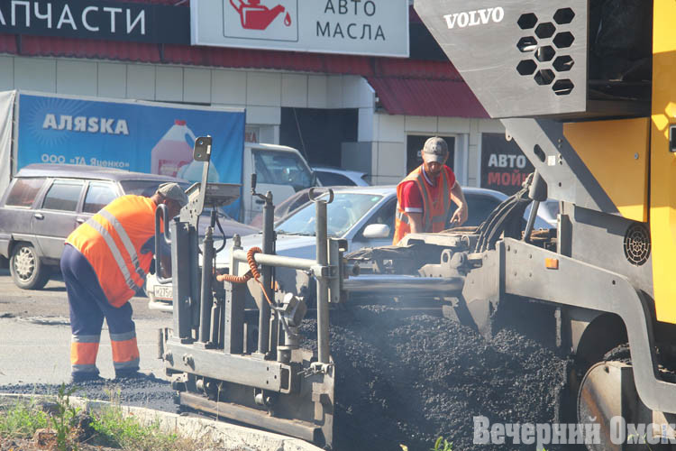 В частном секторе Омска укладывают асфальт