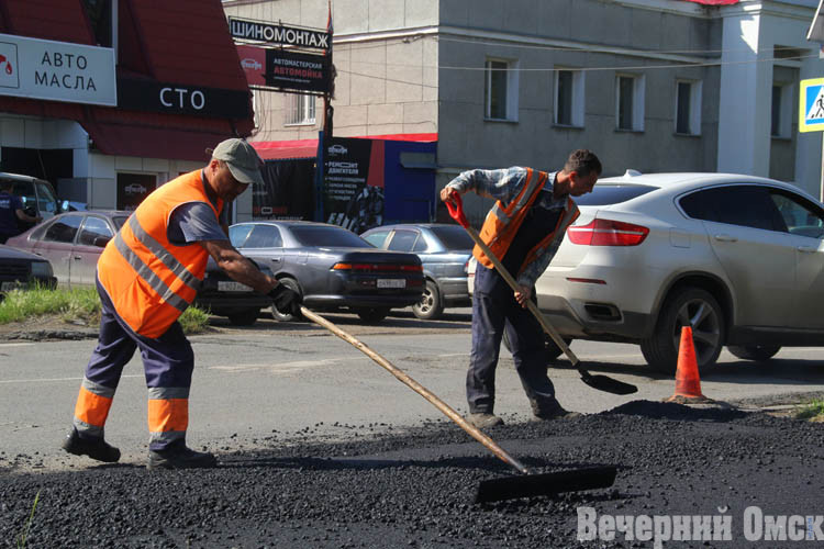 В частном секторе Омска укладывают асфальт