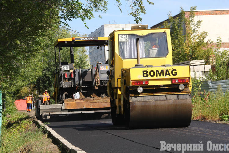 В частном секторе Омска укладывают асфальт