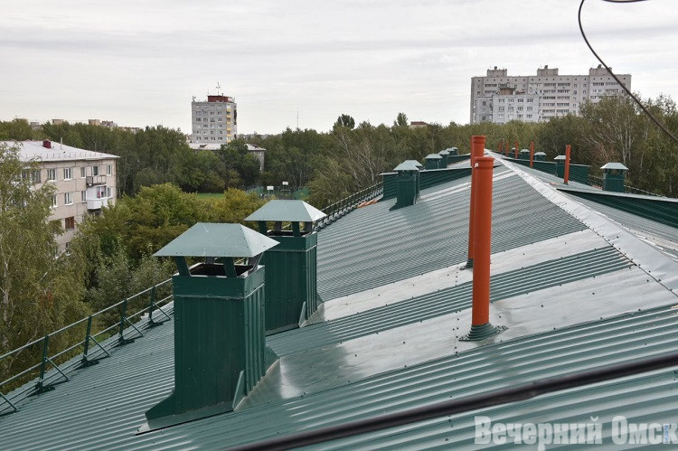 В доме на Волгоградской, пострадавшем от удара молнии, отремонтировали крышу, а жителям выплачивают компенсации Фото: Сергей Сапоцкий