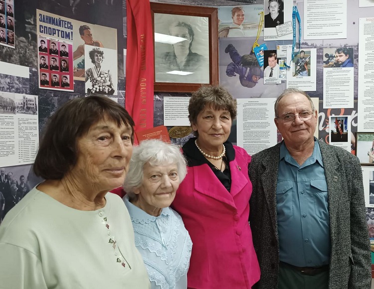 Прыжок с парашютом в 70 лет и 6 тысяч прыжков на семью: рассказываем о доблестных воспитанниках омского аэроклуба