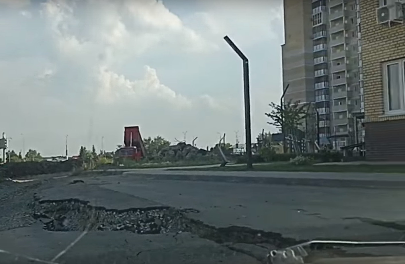 На парковке возле новостройки на Левобережье обвалилась дорога Фото: скриншот видео vk.com/inci55
