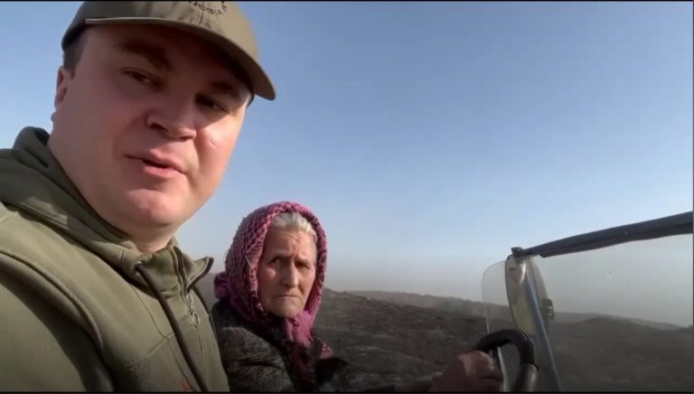 Виталий Хоценко наградил омскую бабушку, возившую его по сгоревшей деревне Фото: t.me/HocenkoVP