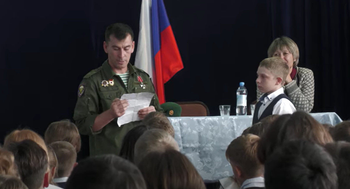 Школьник из Тары написал письмо солдату и получил ответ Фото: скриншот видео "Чита TV"