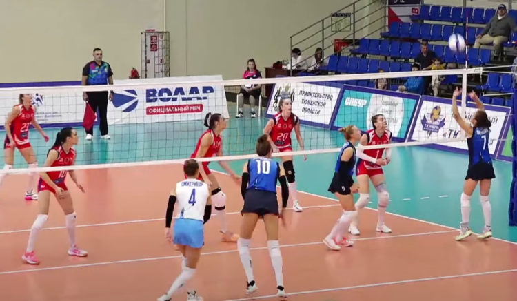В завершении первого тура «Омичка» обыграла «Сахалин» Фото: скрин видео https://vk.com/volley_om