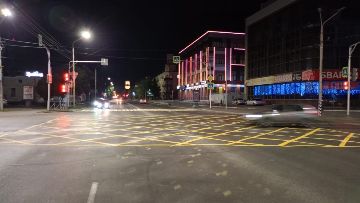 В Омске нанесли «вафельную» разметку ещё на пяти перекрёстках