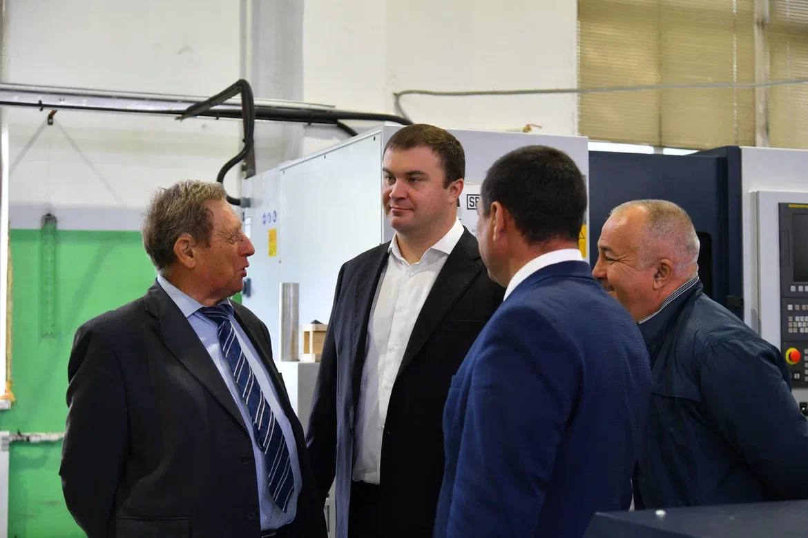 Виталий Хоценко и Сергей Шелест осмотрели производство ОМКБ Фото: правительство Омской области