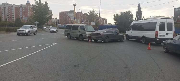 Омичам разъяснили, как проезжать аварийный перекрёсток на Иртышской набережной Фото: ГИБДД