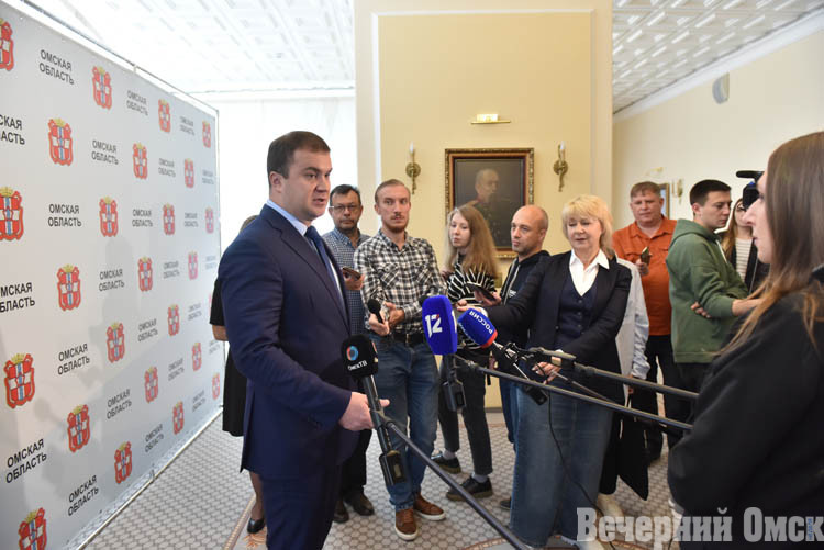 Виталий Хоценко рассказал, что с первых дней работы чувствует себя в Омске, как дома Фото: Сергей САПОЦКИЙ