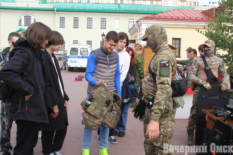 Рубились на мечах, снимали отпечатки пальцев и стреляли из пушки: в Омской крепости прошла благотворительная акция «Доброта спасёт мир»