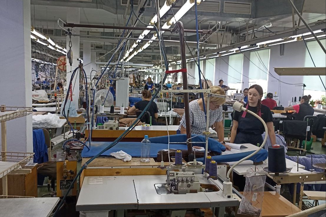 Мэр Омска Сергей Шелест оценил продукцию белорусской фабрики по пошиву одежды Фото: t.me/shelest_sn