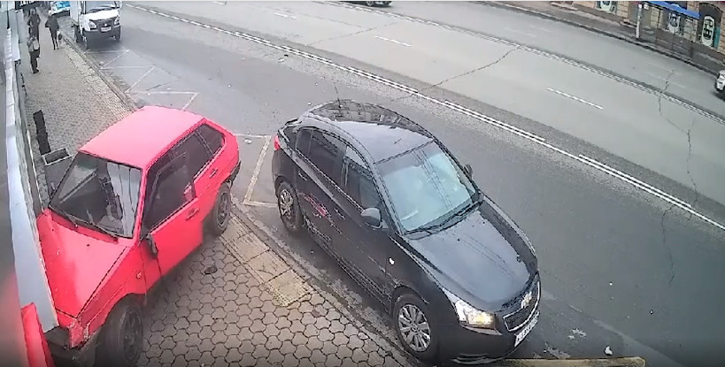 Момент с влетевшей в омскую кофейню машиной попал на видео Фото: скриншот видео