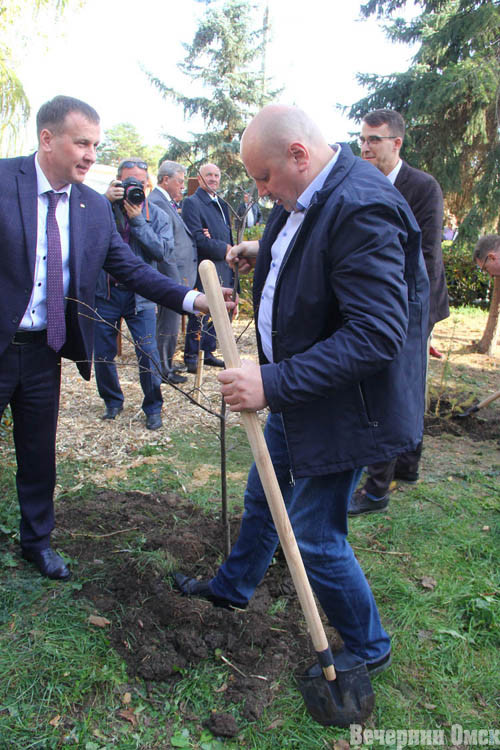 В Омске открыли сквер Педагогов и наставников