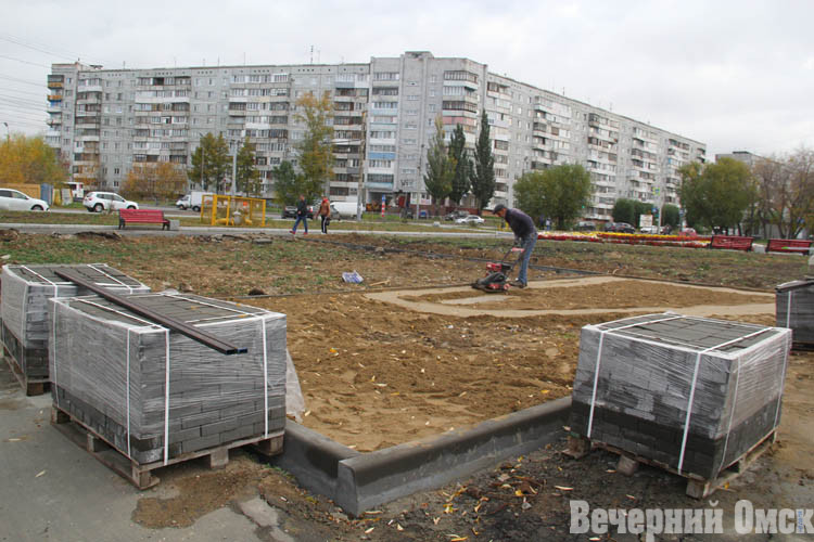 В Октябрьском округе благоустраивают сквер имени легендарного директора Валентина Зайцева Фото: Владимир КАЗИОНОВ