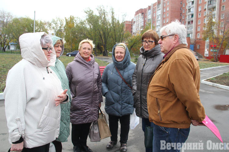 В Октябрьском округе благоустраивают сквер имени легендарного директора Валентина Зайцева