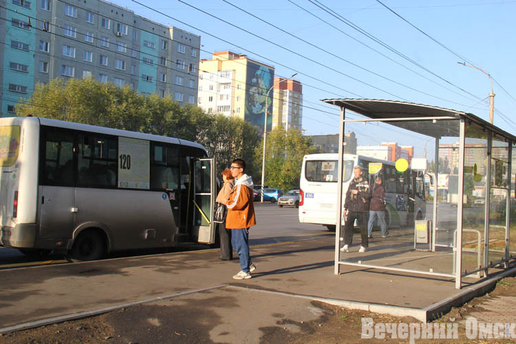 19 остановок транспорта в Омске сделали доступными для инвалидов