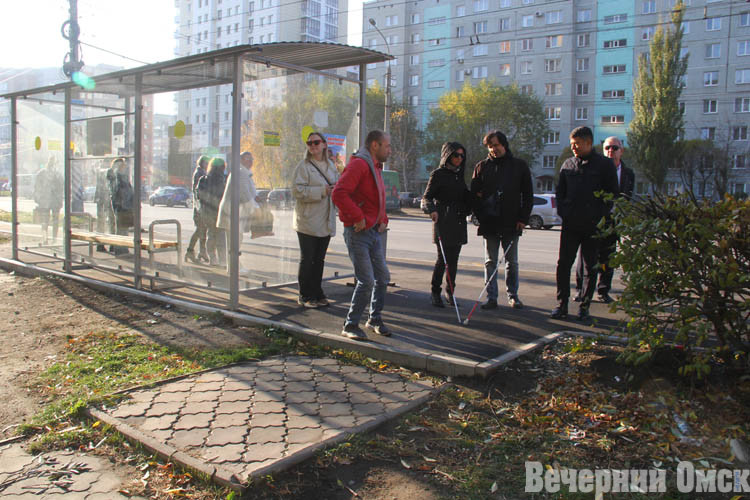 19 остановок транспорта в Омске сделали доступными для инвалидов Приемка отремонтированной остановки «Улица 70 Лет Октября». Фото: Владимир КАЗИОНОВ