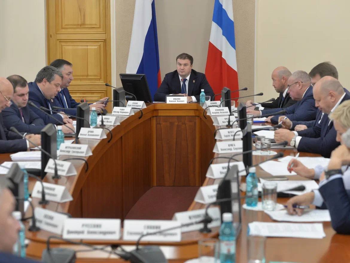 Виталий Хоценко потребовал обеспечить контроль за строительством объектов в рамках нацпроектов Фото: Омская губерния
