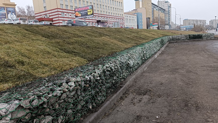 Лестницу на Иртышской набережной оборудовали скамейками и столешницей