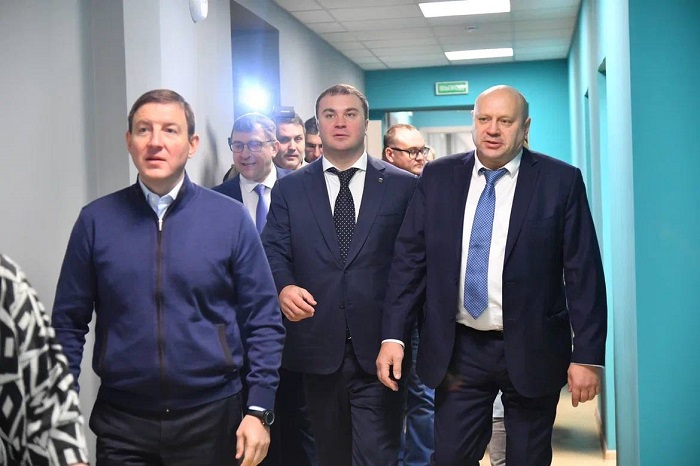 Андрей Турчак посетил омские школы, где идёт ремонт по президентской программе Фото: мэрия Омска