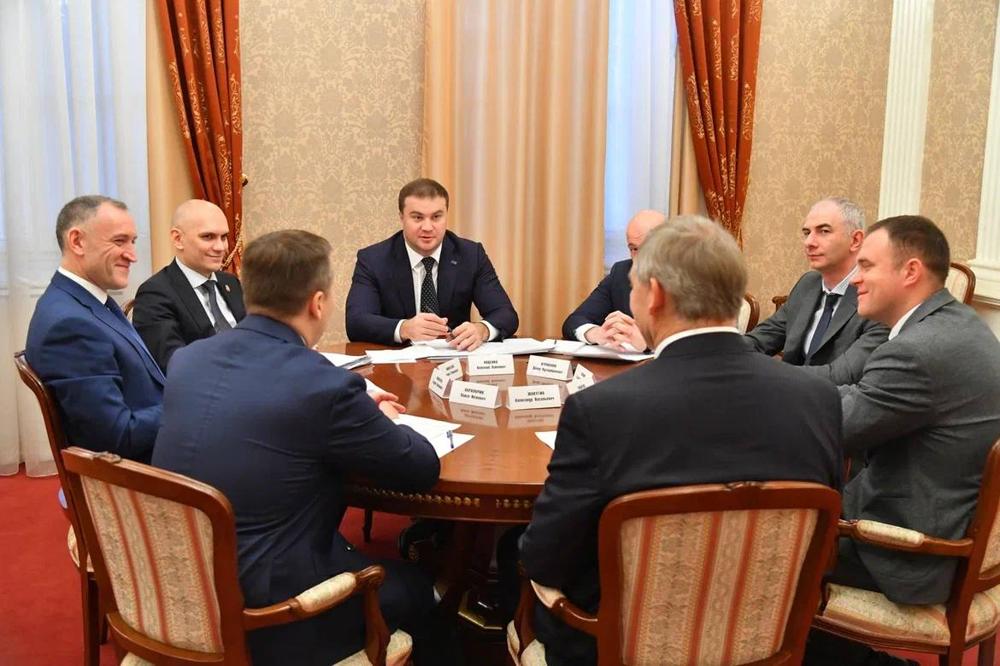Виталий Хоценко провёл переговоры с дирекцией белорусского международного холдинга «АМКОДОР» Фото: omskportal.ru