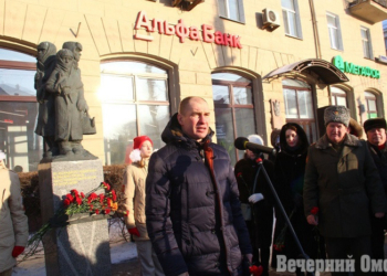 125 граммов хлеба, патриотизм и письмо на Донбасс: омичи собрались на митинг у памятника Детям блокадного Ленинграда Фото: Владимир Казионов