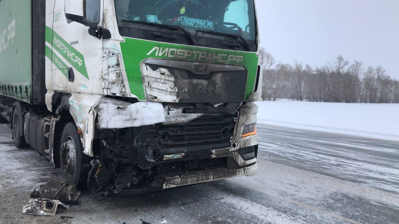 На южном обходе Омска «Лада» врезалась в фуру: погибла женщина