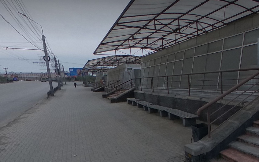 У бывшего ТК "Летур" в центре Омска демонтировали стеклянные павильоны Фото: сервис "Яндекс.Карты"