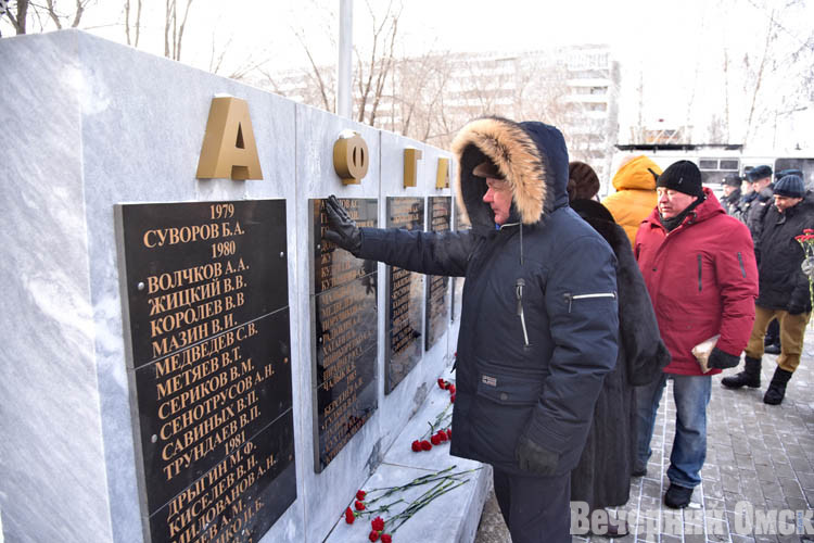 Омские ветераны обсудили подготовку к 80-летию Победы и возложили цветы к мемориалу воинам-интернационалистам