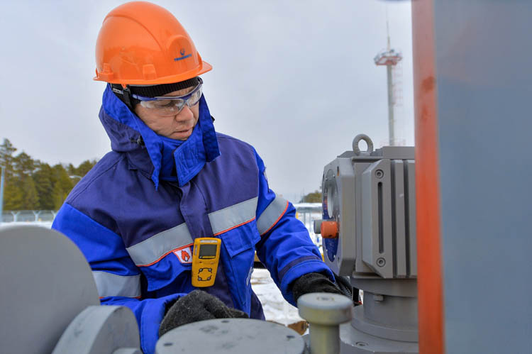 Нефтетранспортники проверили работоспособность запорной арматуры на нефтепроводах