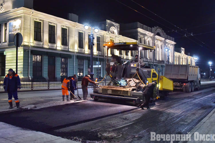 В Омске проводят аварийно-восстановительный ремонт дорог и наносят разметку Фото: Сергей САПОЦКИЙ