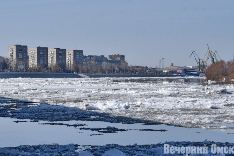 Спасатели предупреждают омских рыболовов об опасности выходить на лёд Фото: Сергей Сапоцкий