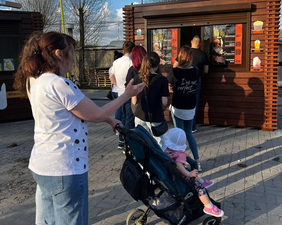 Очереди за мороженым и толпы на Любинском: каким был первый жаркий день в Омске
