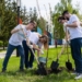 Волонтёры Омского НПЗ высадили в центре города абрикосовый сад Фото: Роман Светлов