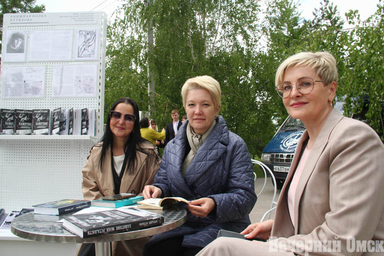 «Встречайте своего Магнита»: в Омске открыли памятник поэту Аркадию Кутилову