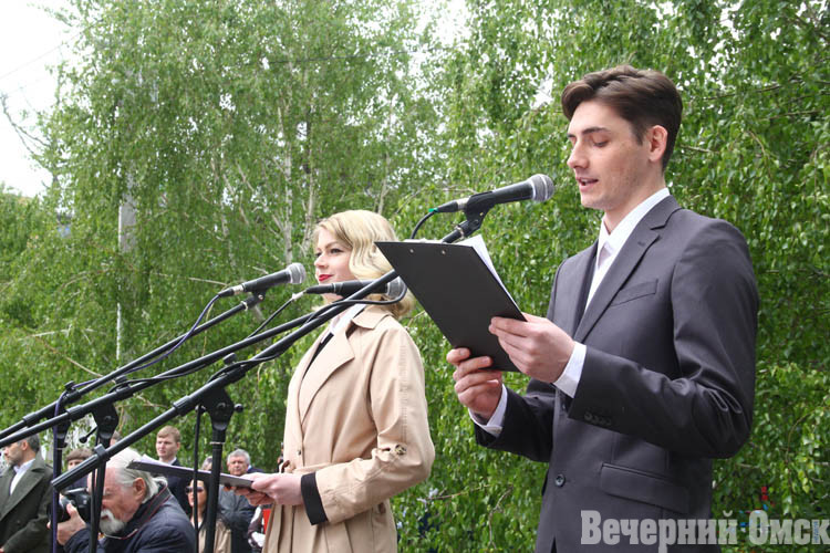 «Встречайте своего Магнита»: в Омске открыли памятник поэту Аркадию Кутилову