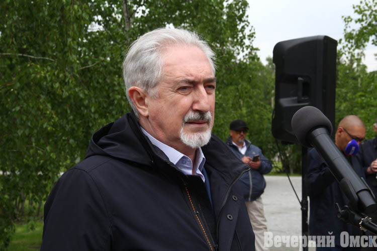 «Встречайте своего Магнита»: в Омске открыли памятник поэту Аркадию Кутилову