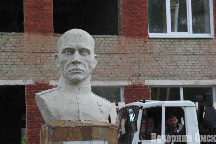 Мэр Сергей Шелест посетил школы, закрытые на капремонт