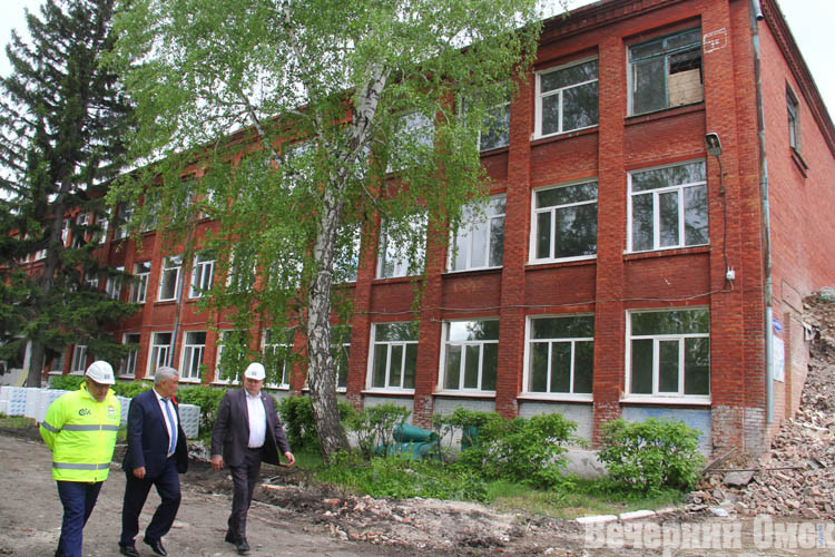 Мэр Сергей Шелест посетил школы, закрытые на капремонт