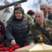 Виталий Хоценко с ветеранами и военнослужащими возложил венки к огню Памяти в мемориальном комплексе "Черёмушки" Фото: Сергей Мельников