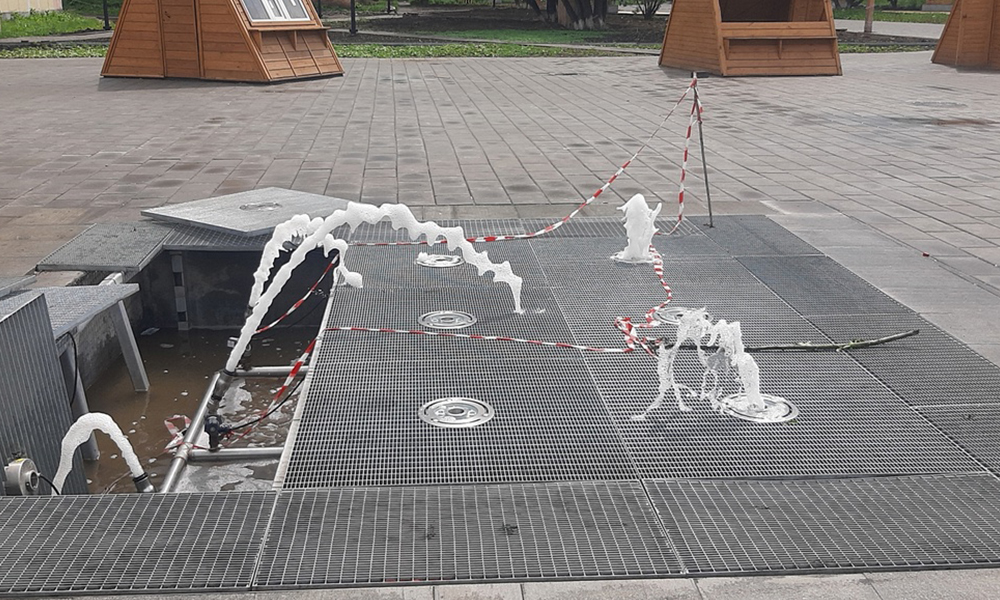Вандалы сломали сухой фонтан в Исилькуле через три недели после установки Фото: администрация Исилькульского района.