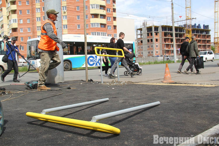 Омские остановки начали обустраивать