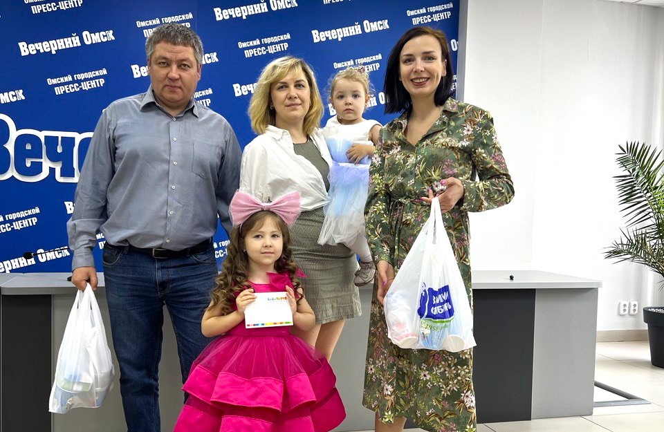 Искренние улыбки: "Вечёрка" обменяла подарки на яркие кадры